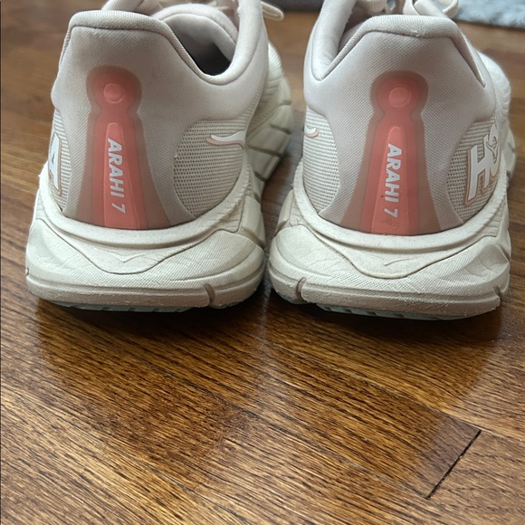 Hoka Women's Arahi 7 Pink/Cream Running Shoes with Light Blue Toe Accent - Picture 6 of 6